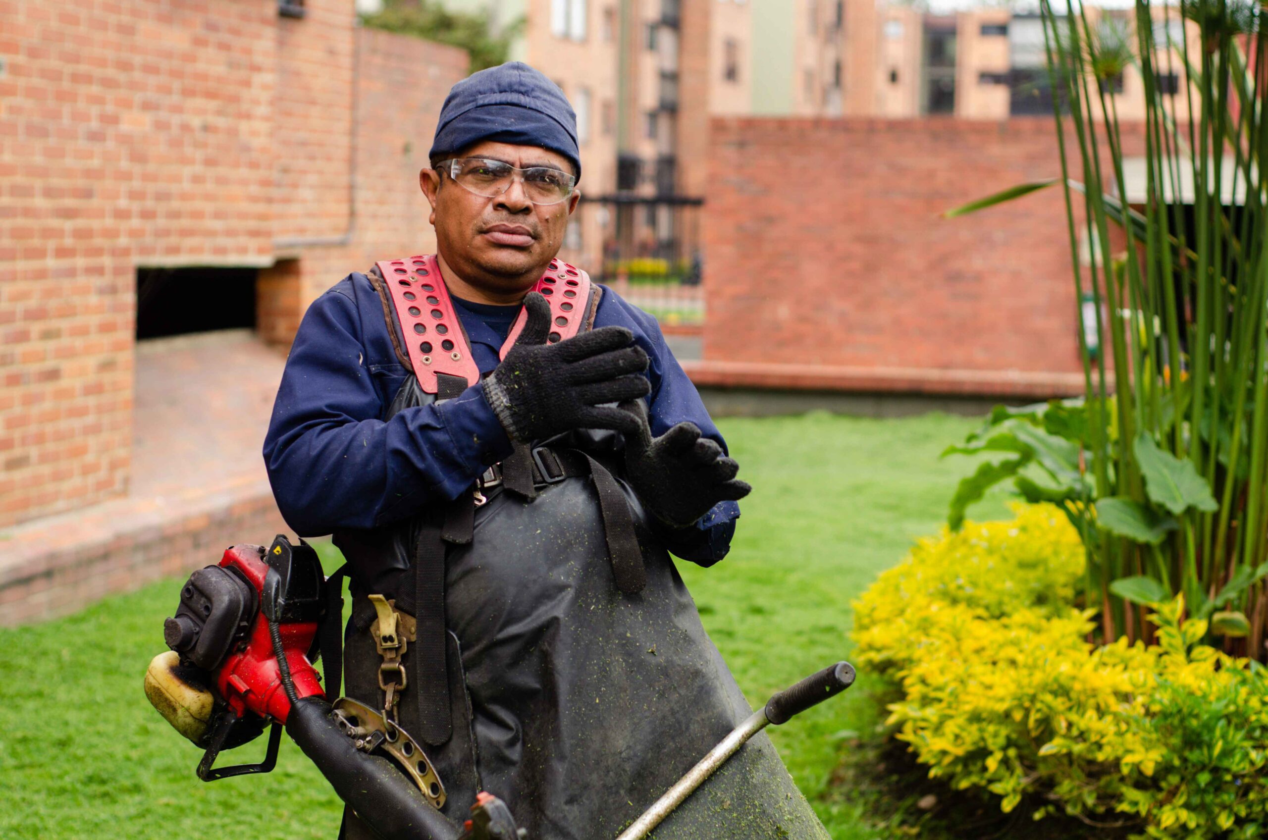 Blog 27 Cost Savings with Field Service Software for Lawn Care Specialists