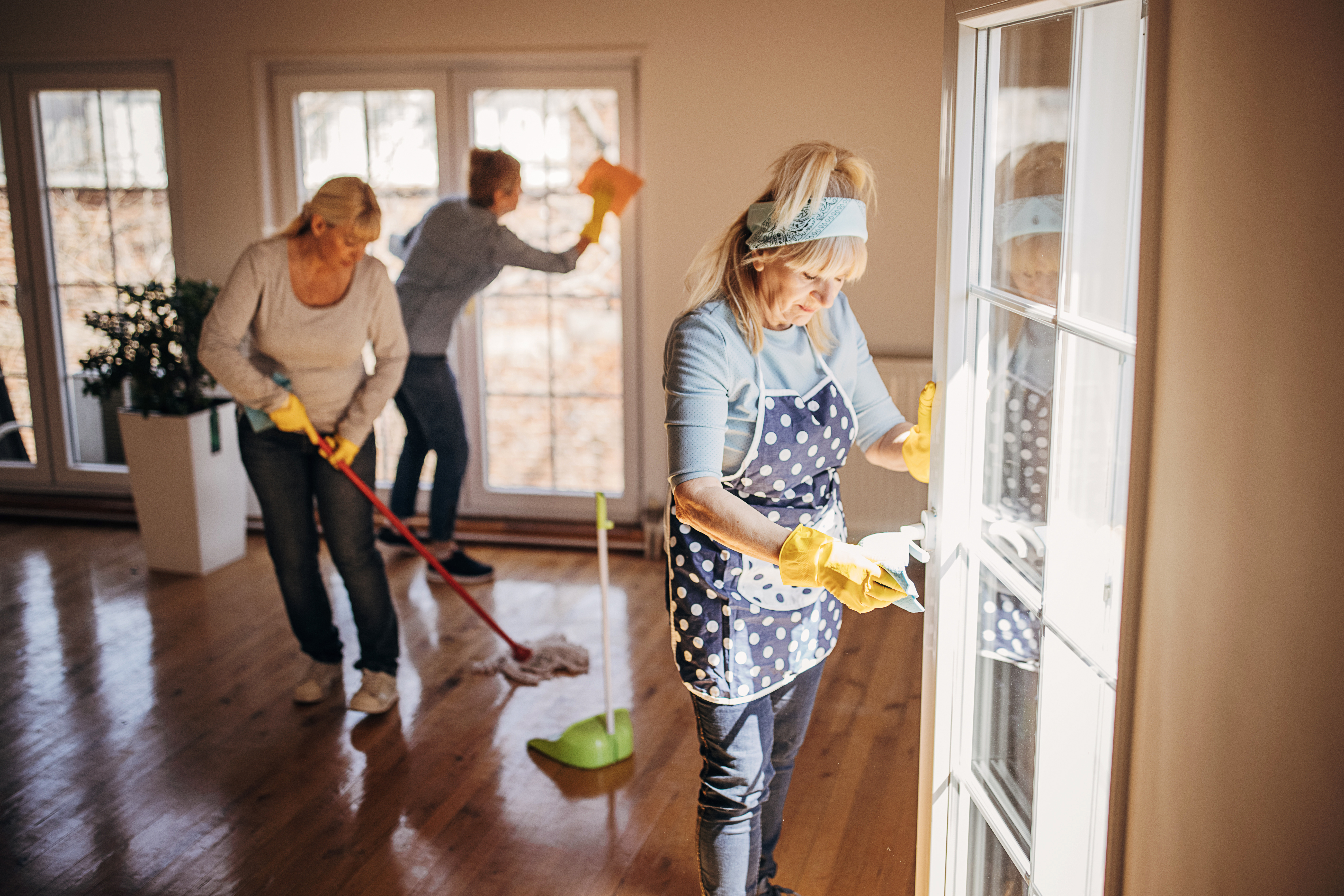 Blog 25 Three women, mature women cleaners from cleaning service, cleaning the apartment together.
